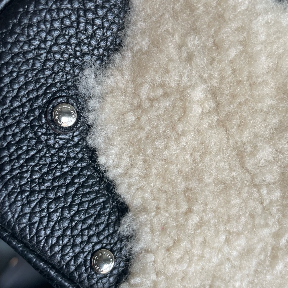 Coach~
SMALL RHYDER POCHETTE IN SHEARLING - Picture 5 of 15